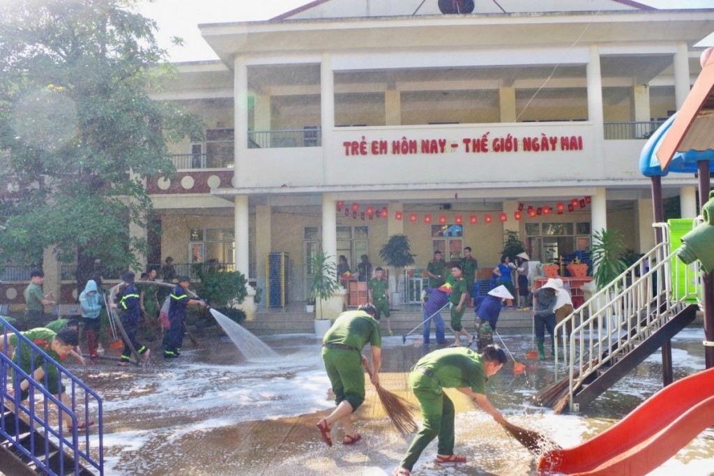 Công an xã Xuân Mai phối hợp cùng các lực lượng chức năng và Nhân dân chung sức khắc phục hậu quả mưa lũ. Công an xã Xuân Mai phối hợp cùng các lực lượng chức năng và Nhân dân chung sức khắc phục hậu quả mưa lũ.