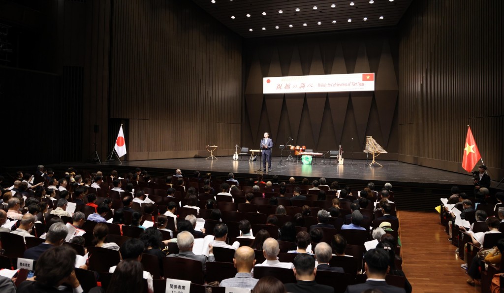 Phó Thủ tướng đánh giá cao Tổng Lãnh sự Ngô Trịnh Hà cùng các cán bộ, nhân viên Tổng Lãnh sự quán Việt Nam tại Osaka đã chuẩn bị chu đáo Chương trình Hòa nhạc - Ảnh: VGP/Đức Tuân