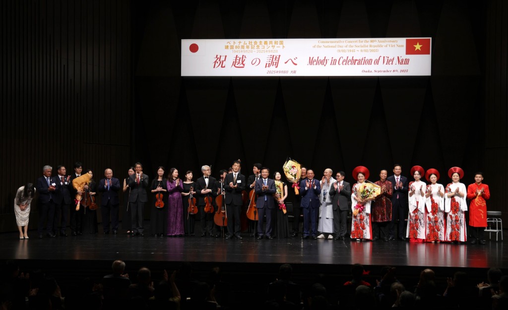 Phó Thủ tướng Lê Thành Long tặng hoa cảm ơn các nghệ sỹ - Ảnh VGP/Đức Tuân