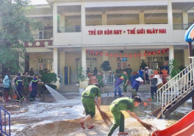 Công an dọn bùn đất, giúp dân khắc phục hậu quả mưa lũ