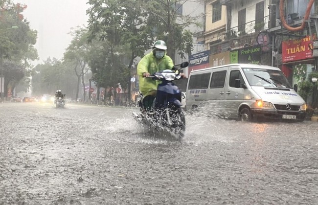 Hoàn lưu bão gây mưa dông, lốc và gió giật mạnh trên nhiều khu vực ở Bắc Bộ