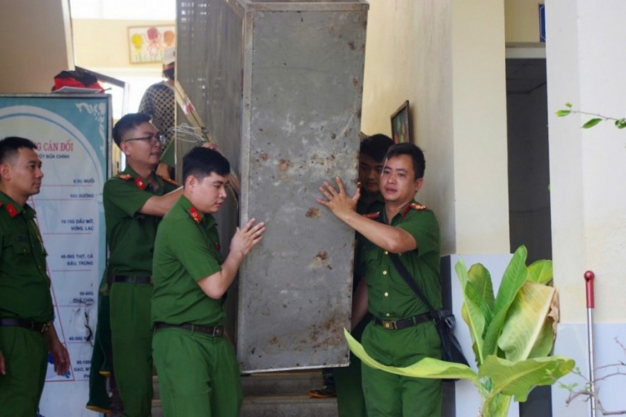 cán bộ, chiến sĩ Công an xã đã có mặt tại các điểm bị ảnh hưởng do ngập lụt để thu dọn bùn đất, kê dọn đồ đạc, cán bộ, chiến sĩ Công an xã đã có mặt tại các điểm bị ảnh hưởng do ngập lụt để thu dọn bùn đất, kê dọn đồ đạc,