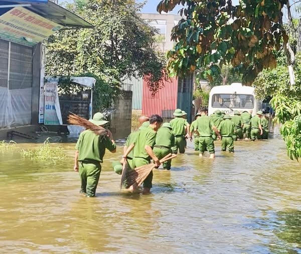Những hoạt động thiết thực góp phần xây dựng hình ảnh chiến sĩ Công an nhân dân gần gũi, thân thiện, hết lòng vì cộng đồng. Những hoạt động thiết thực góp phần xây dựng hình ảnh chiến sĩ Công an nhân dân gần gũi, thân thiện, hết lòng vì cộng đồng.