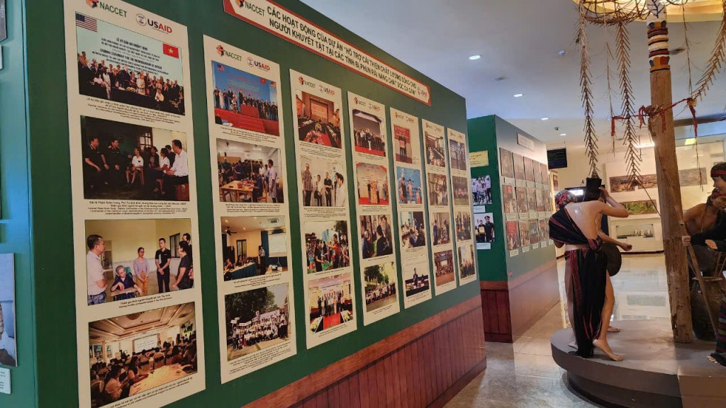 Khu trưng bày ảnh tư liệu về các hoạt động hỗ trợ các nạn nhân da cam/dioxin