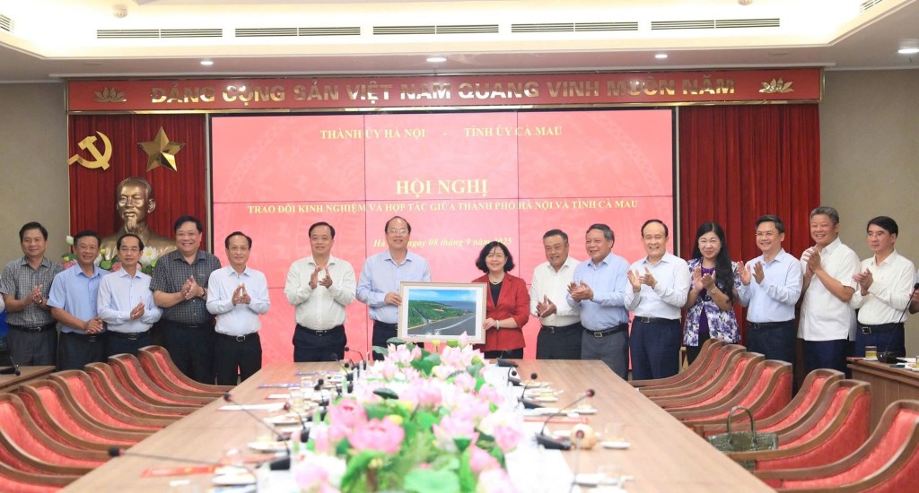 Lãnh đạo tỉnh Cà Mau trao bức tranh tặng thành phố Hà Nội. Ảnh: Quang Thái Lãnh đạo tỉnh Cà Mau trao bức tranh tặng thành phố Hà Nội. Ảnh: Quang Thái