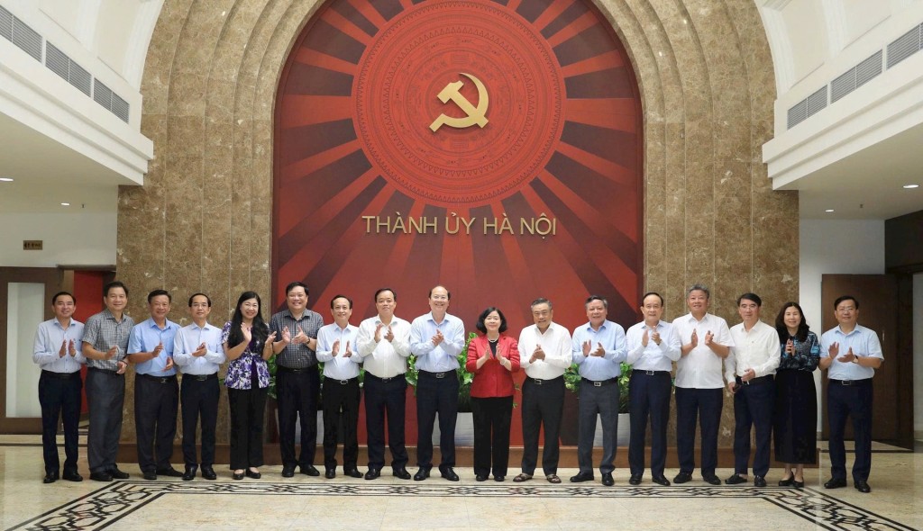 Lãnh đạo thành phố Hà Nội và tỉnh Cà Mau chụp ảnh lưu niệm tại buổi tiếp. Ảnh Quang Thái Lãnh đạo thành phố Hà Nội và tỉnh Cà Mau chụp ảnh lưu niệm tại buổi tiếp. Ảnh Quang Thái