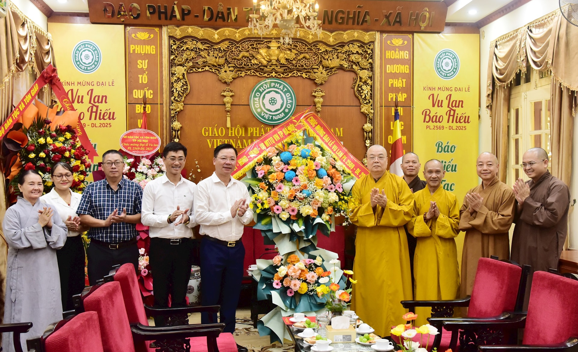 Hà Nội: Thăm hỏi, chúc mừng các chùa nhân dịp Lễ Vu Lan Hà Nội: Thăm hỏi, chúc mừng các chùa nhân dịp Lễ Vu Lan