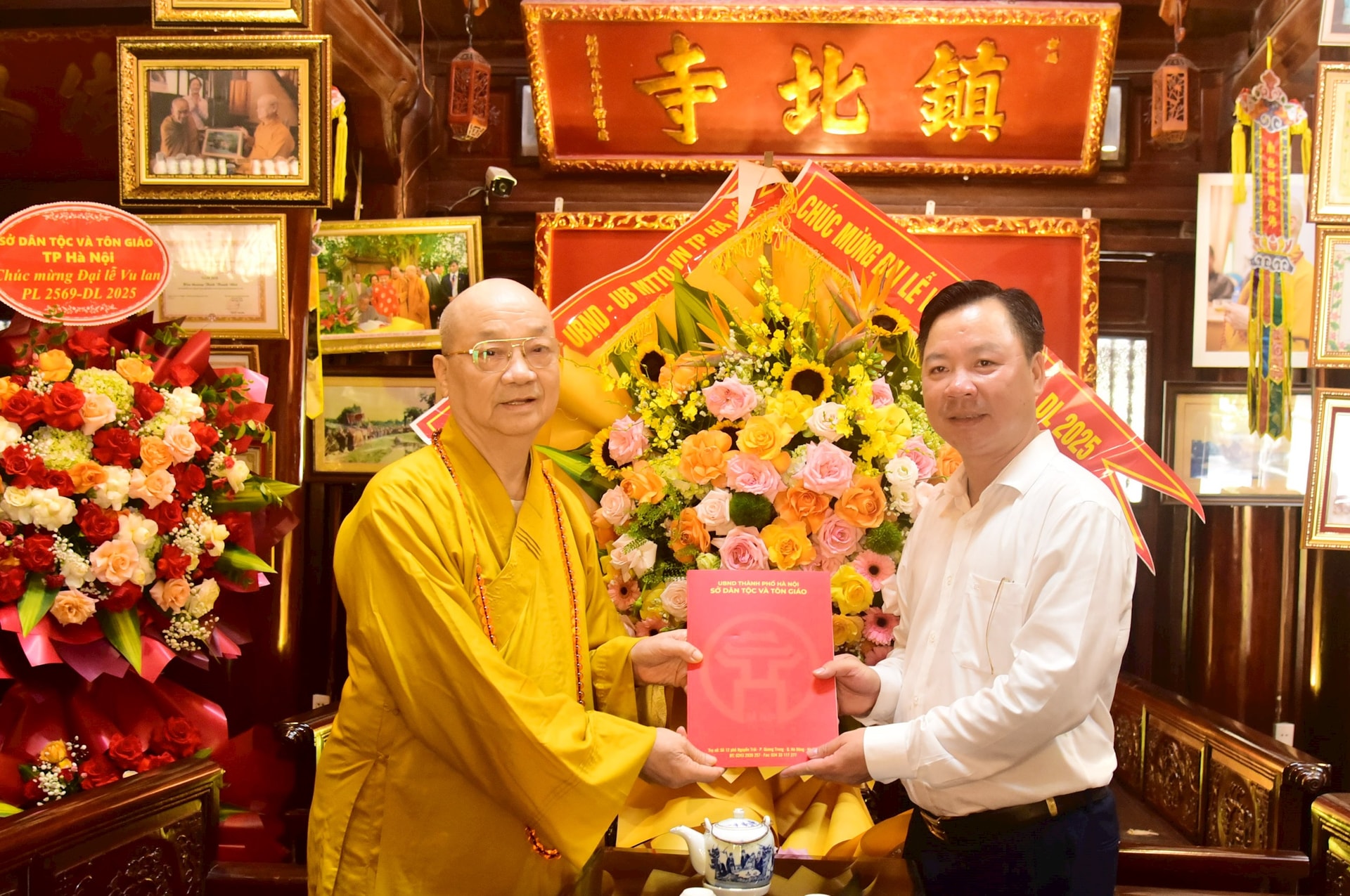 Hà Nội: Thăm hỏi, chúc mừng các chùa nhân dịp Lễ Vu Lan Hà Nội: Thăm hỏi, chúc mừng các chùa nhân dịp Lễ Vu Lan