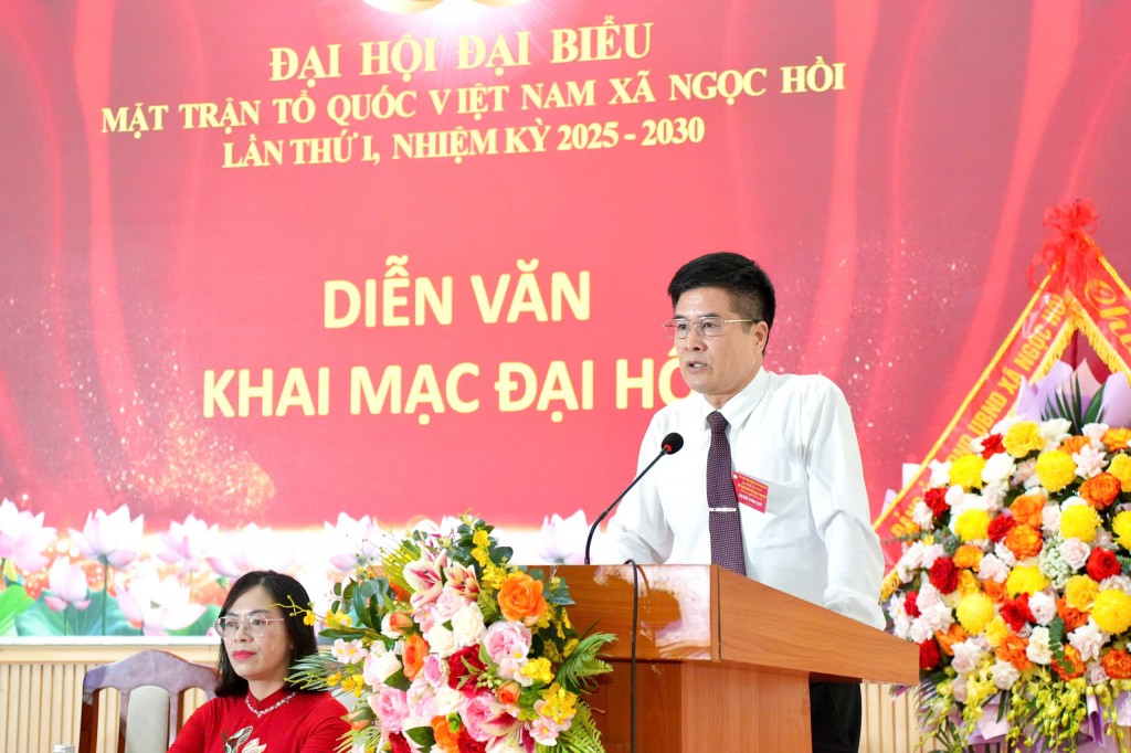đồng chí Vũ Hồng Khanh - Ủy viên Ban Thường vụ Đảng ủy, Chủ tịch ủy ban MTTQ Việt Nam xã Ngọc Hồi trình bày báo cáo tại Đại hội