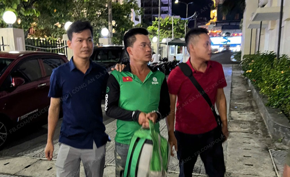 Đối tượng Phan Văn Đức (giữa) bị bắt giữ (ảnh: Công an Đà Nẵng) Đối tượng Phan Văn Đức (giữa) bị bắt giữ (ảnh: Công an Đà Nẵng)