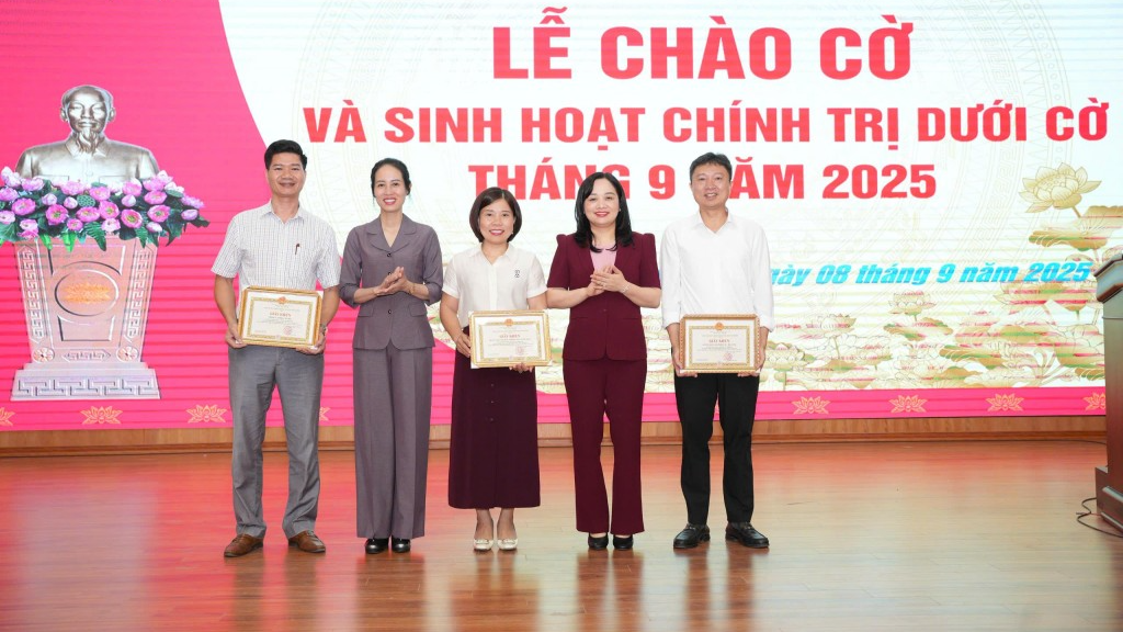 lãnh đạo Đảng uỷ trao khen thưởng cho các tập thể có nhiều đóng góp tổ chức các hoạt động kỷ niệm 80 Cách mạng tháng Tám và Quốc khánh 2/9