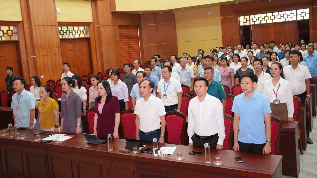 Cán bộ công chức, viên chức xã Vân Đình tham dự chào cờ đầu tháng