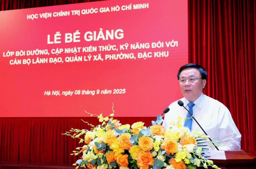 GS,TS Nguyễn Xuân Thắng, Uỷ viên Bộ Chính trị, Giám đốc Học viện Chính trị quốc gia Hồ Chí Minh, Chủ tịch Hội đồng Lý luận Trung ương phát biểu bế giảng Lớp bồi dưỡng