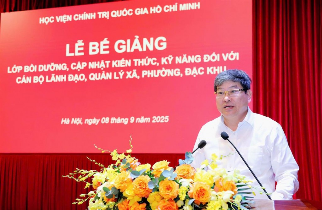PGS,TS Nguyễn Duy Bắc, Phó Giám đốc Học viện Chính trị quốc gia Hồ Chí Minh trình bày Báo cáo tổng kết Lớp bồi dưỡng