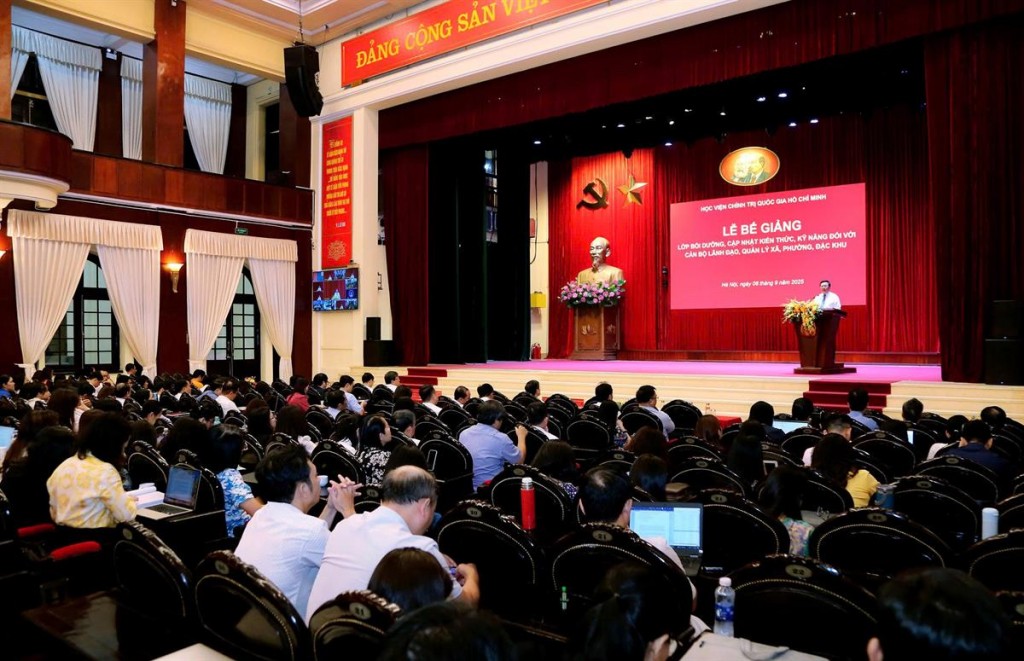 Bế giảng Lớp bồi dưỡng, cập nhật kiến thức, kỹ năng đối với cán bộ lãnh đạo, quản lý xã, phường, đặc khu
