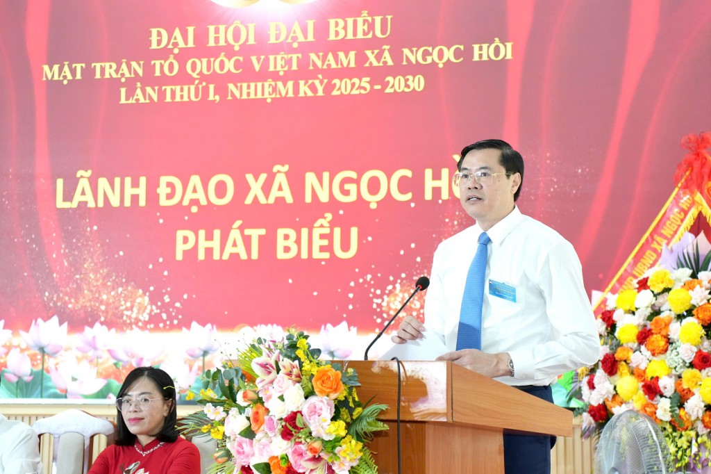 Đồng chí Nguyễn Xuân Phong - Bí thư Đảng ủy, Chủ tịch HĐND xã Ngọc Hồi phát biểu tại Đại hội