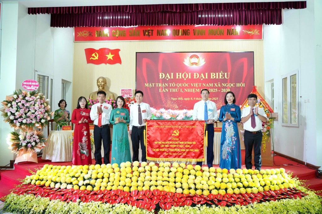 Đồng chí Nguyễn Xuân Phong tặng bức trướng chúc mừng Đại hội