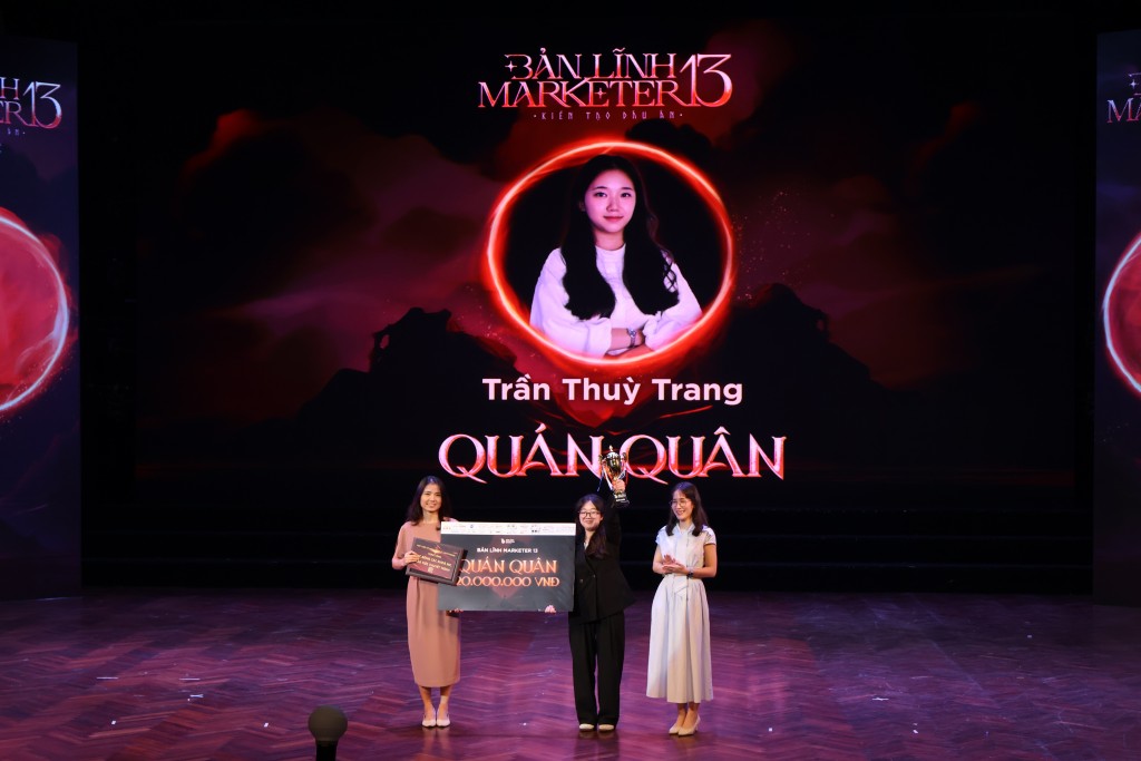 5. Đại diện Panasonic đồng hành và trao giải cho Quán quân chương trình Bản lĩnh Marketer thuộc trường ĐH Ngoại Thương