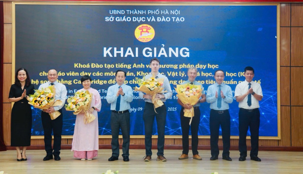Ban Giám đốc Sở GD&ĐT Hà Nội tặng hoa chúc mừng các thầy cô tham gia khoá học
