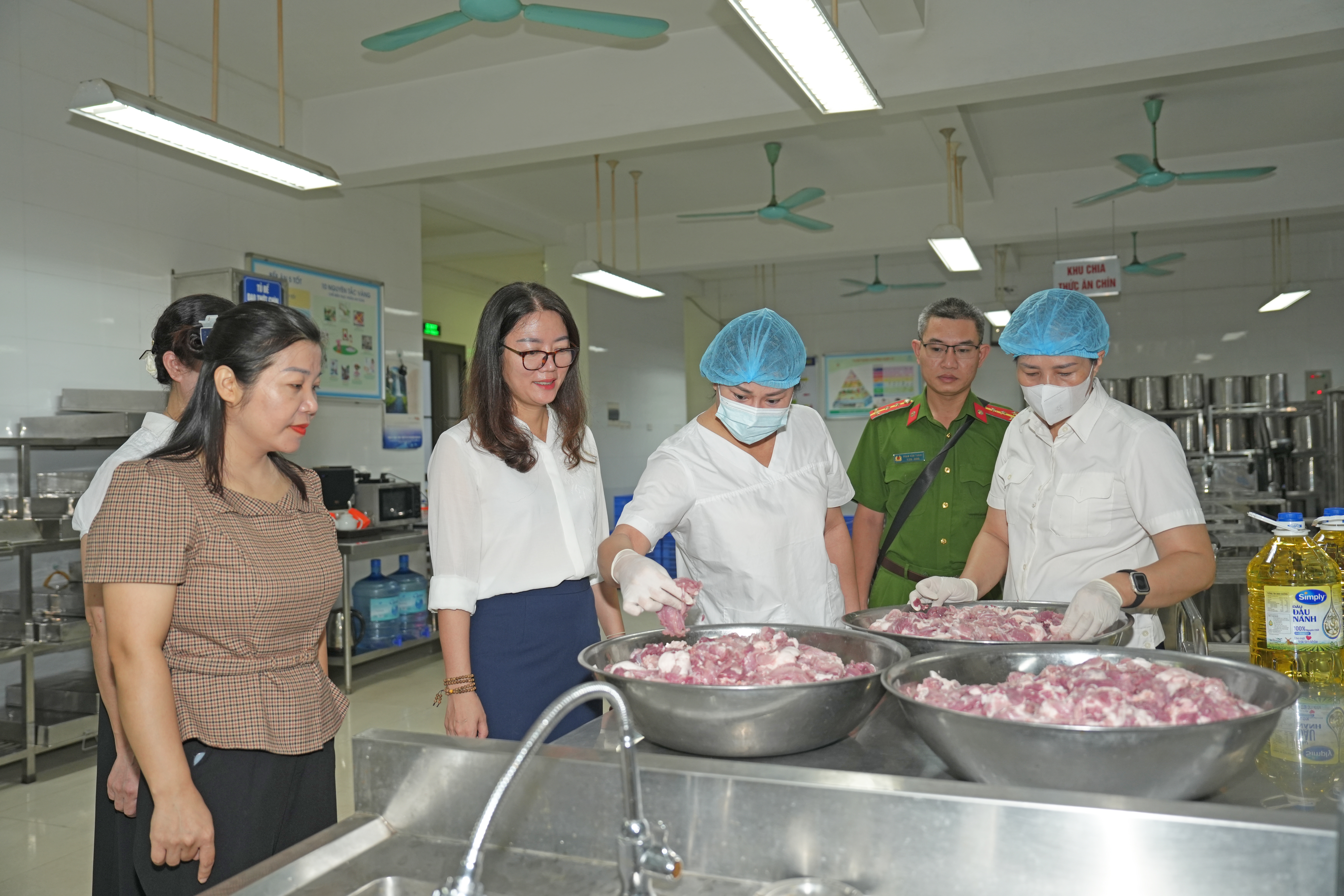Phường Vĩnh Hưng siết chặt ATTP trường học trong năm học mới
