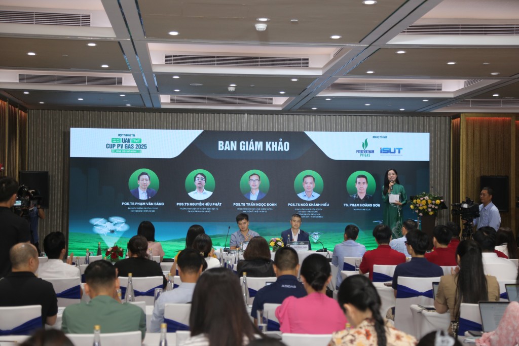 Ban Giám khảo của cuộc thi gồm những 