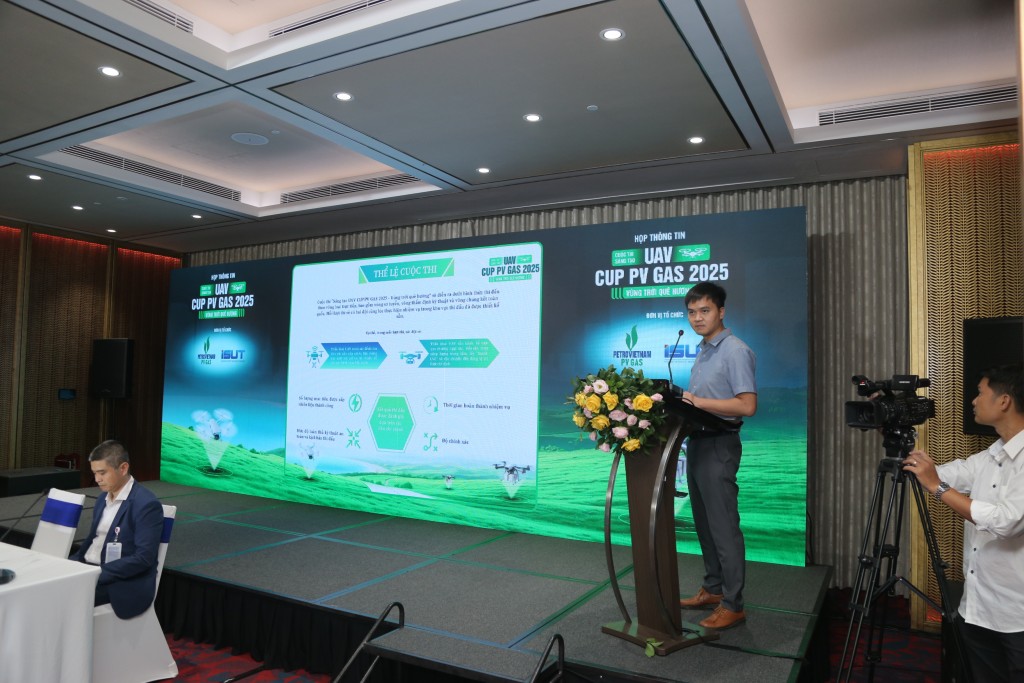 TS Nguyễn Đình Văn, Giảng viên Trường Điện-Điện tử, Đại học Bách khoa Hà Nội trình bày thể lệ - mô phỏng sân thi đấu