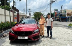 Xử phạt tài xế Mercedes lạng lách, tạt đầu xe tải
