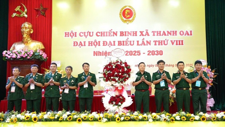 Thiếu tướng Lê Như Đức, Ủy viên Ban Thường vụ Trung ương Hội CCB Việt Nam, Phó Chủ tịch Ủy ban MTTQ Việt Nam Thành phố, Chủ tịch Hội CCB Thành phố phát biểu chỉ đạo và tặng hoa chúc mừng Thiếu tướng Lê Như Đức, Ủy viên Ban Thường vụ Trung ương Hội CCB Việt Nam, Phó Chủ tịch Ủy ban MTTQ Việt Nam Thành phố, Chủ tịch Hội CCB Thành phố phát biểu chỉ đạo và tặng hoa chúc mừng
