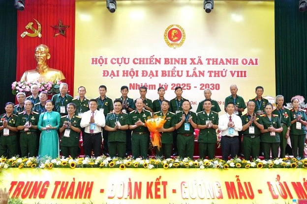 Các đồng chí Lãnh đạo tặng hoa chúc mừng BCH Hội CCB xã Thanh Oai khóa VIII nhiệm kỳ 2025-2030 Các đồng chí Lãnh đạo tặng hoa chúc mừng BCH Hội CCB xã Thanh Oai khóa VIII nhiệm kỳ 2025-2030