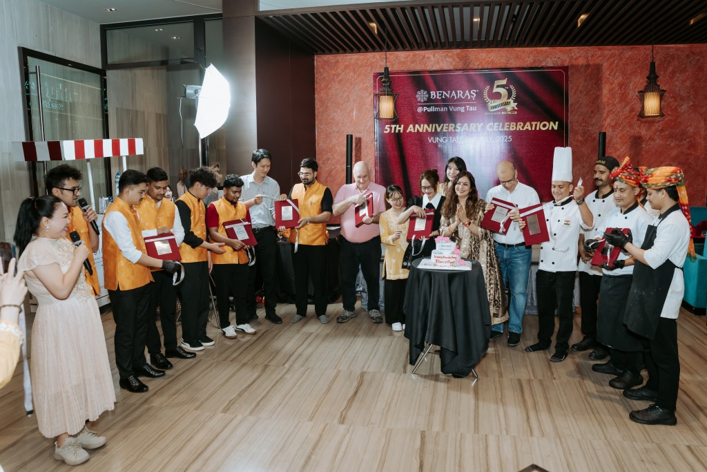 Nhà hàng Benaras Masala Bay tại khách sạn Pullman vừa tổ chức lễ kỷ niệm 5 năm thành lập với một buổi lễ sôi động mang đậm bản sắc văn hóa Ấn Độ.