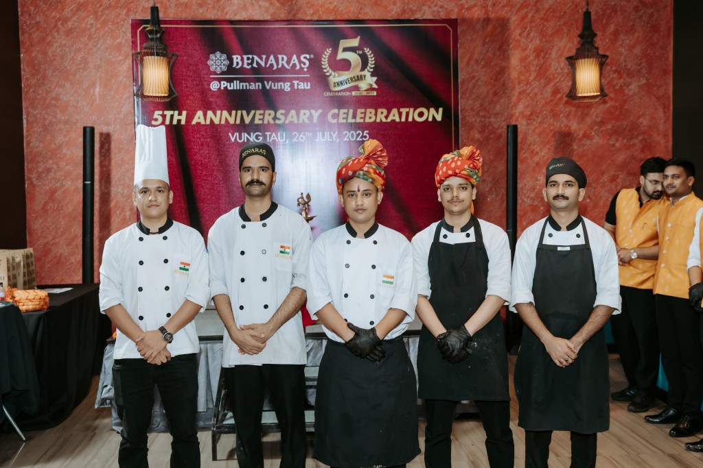 Đội ngũ nhân viên của nhà hàng luôn sẵn sàng phục vụ, đảm bảo mang lại trải nghiệm ẩm thực chân thực và đáng nhớ cho thực khách.