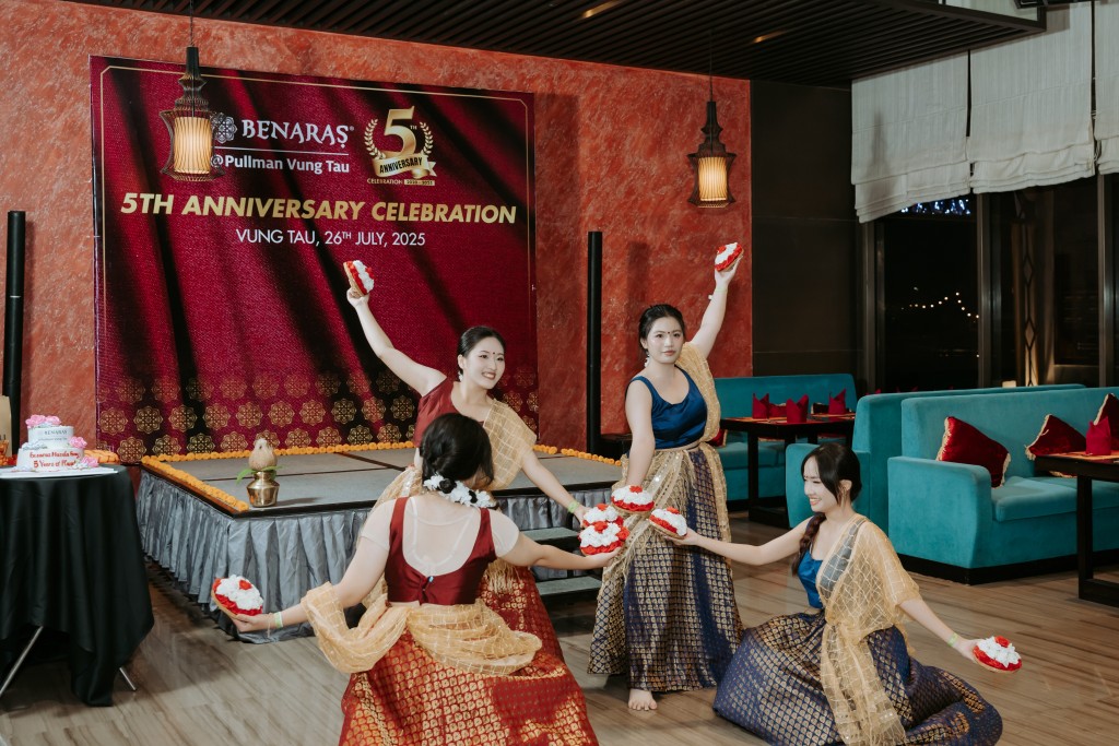 Benaras Masala Bay không chỉ phục vụ ẩm thực mà còn tổ chức các sự kiện văn hóa, mang đậm bản sắc truyền thống Ấn Độ.