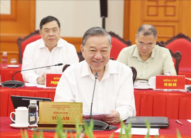 Tổng Bí thư chủ trì cuộc làm việc của Bộ Chính trị với Ban Thường vụ Đảng ủy các cơ quan Đảng Trung ương Tổng Bí thư chủ trì cuộc làm việc của Bộ Chính trị với Ban Thường vụ Đảng ủy các cơ quan Đảng Trung ương