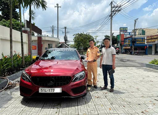 Đội CSGT An Sương tiến hành xác minh và yêu cầu người điều khiển xe ô tô con đến trụ sở làm việc