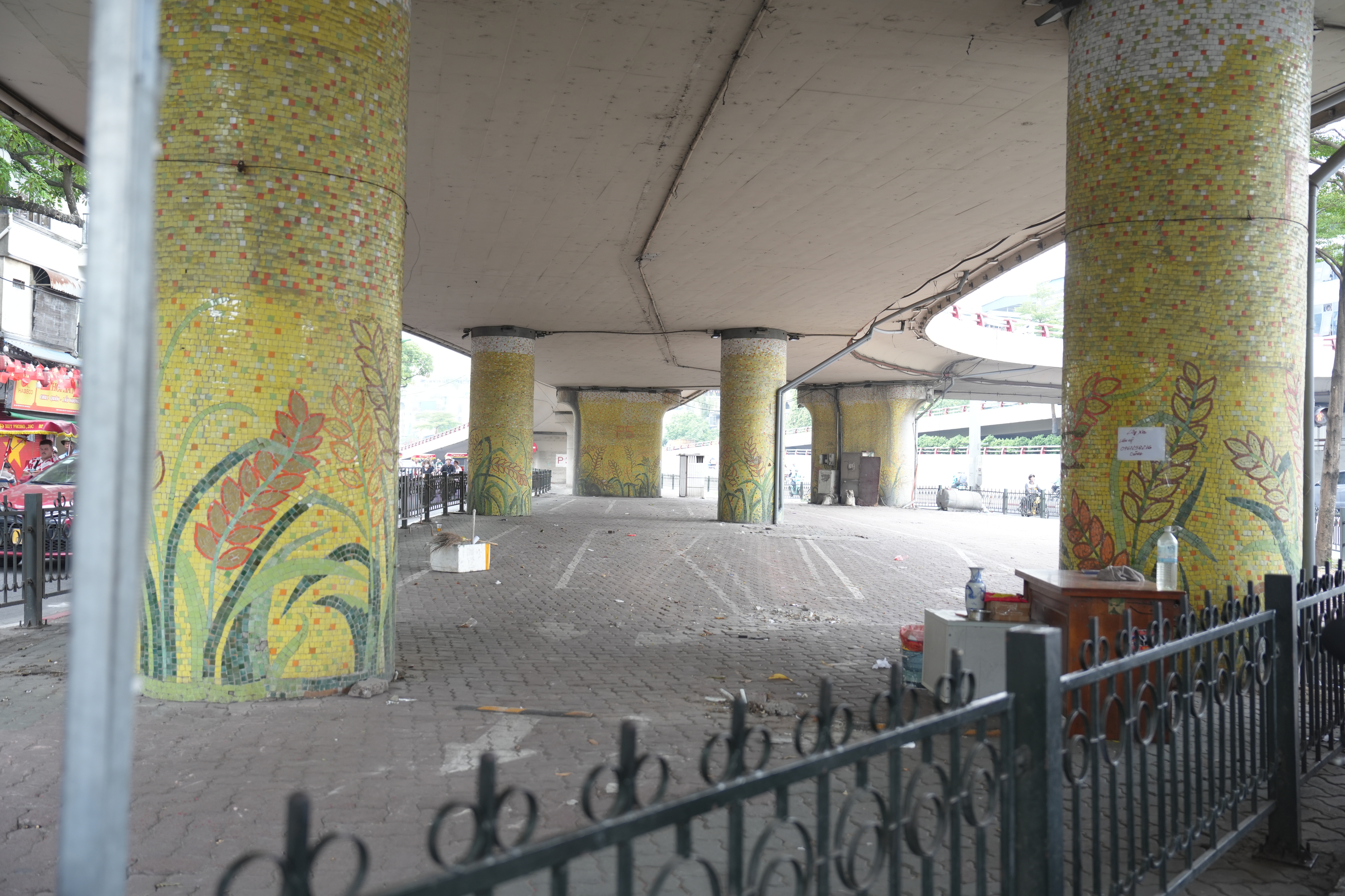 Hà Nội: Cận cảnh các bãi xe dưới gầm cầu sau lệnh 