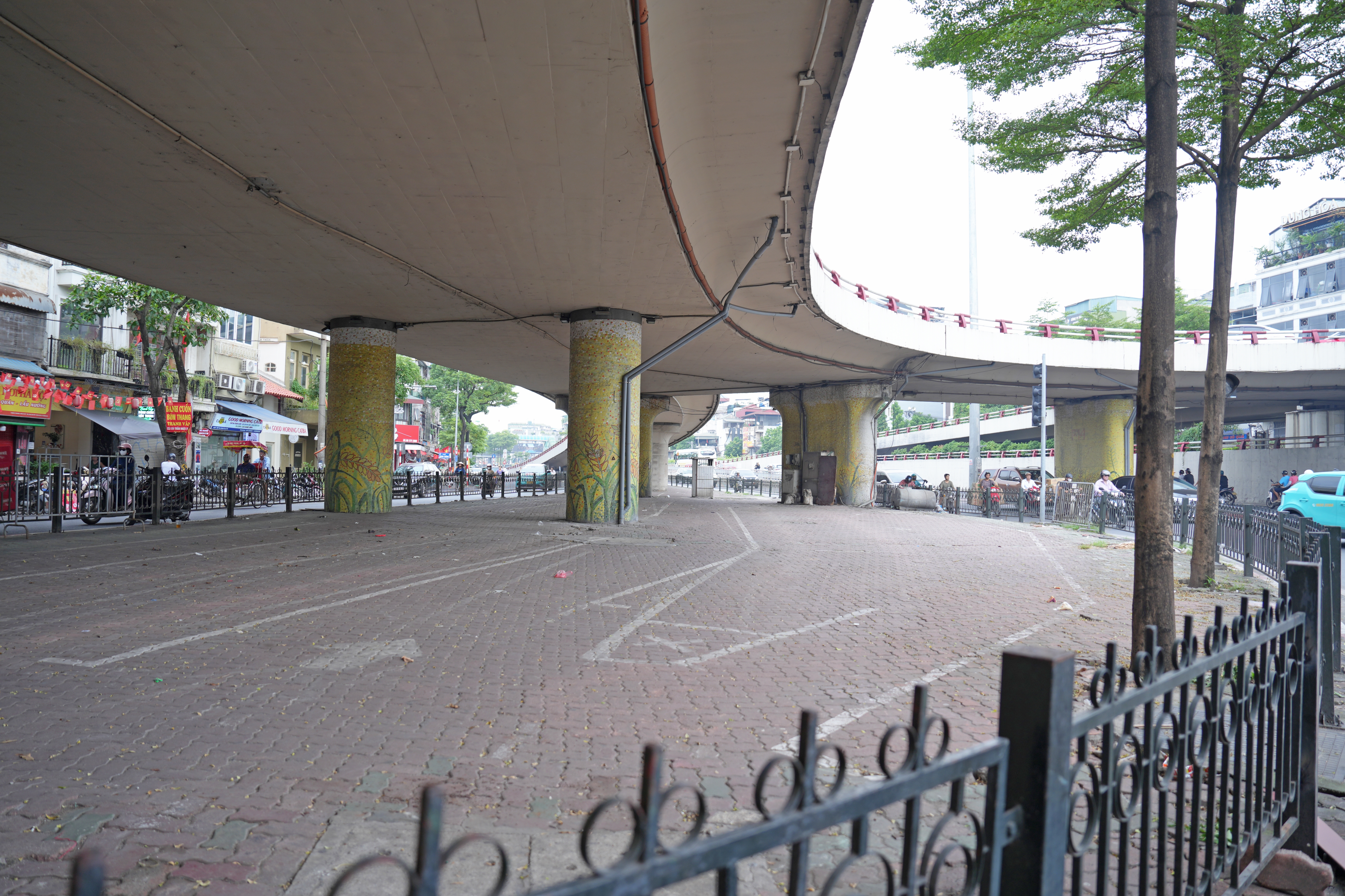 Hà Nội: Cận cảnh các bãi xe dưới gầm cầu sau lệnh 