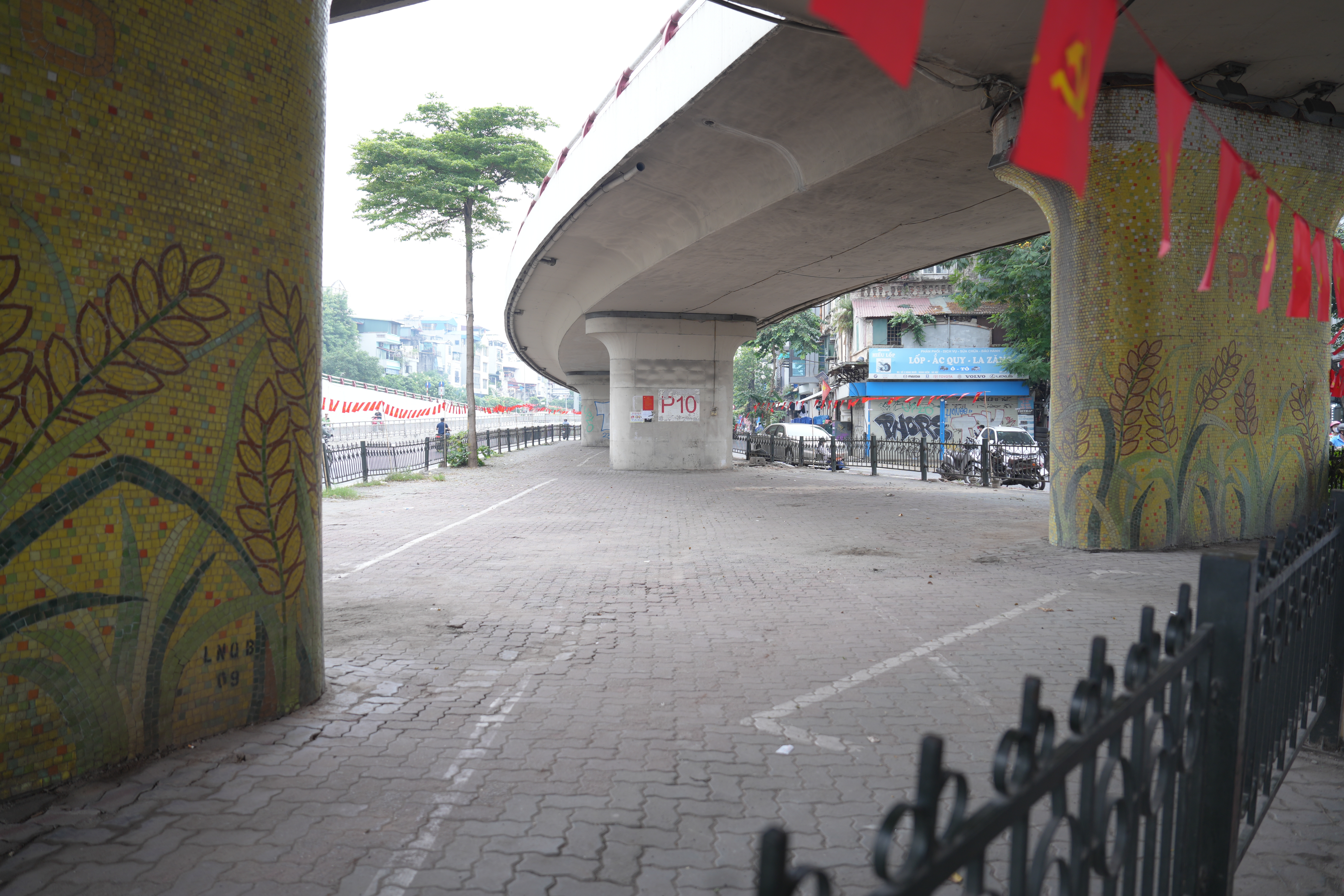 Hà Nội: Cận cảnh các bãi xe dưới gầm cầu sau lệnh 