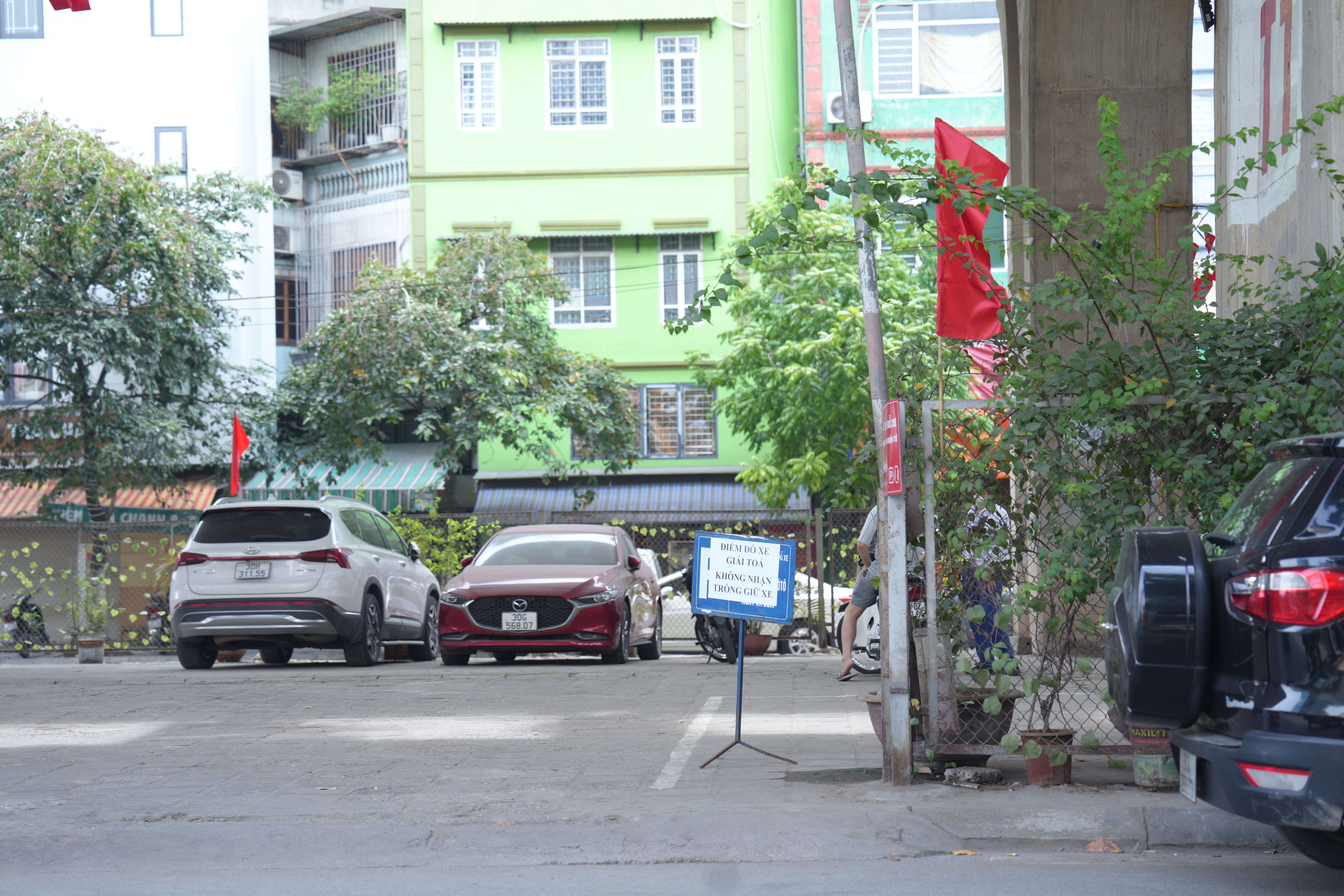 Hà Nội: Cận cảnh các bãi xe dưới gầm cầu sau lệnh 