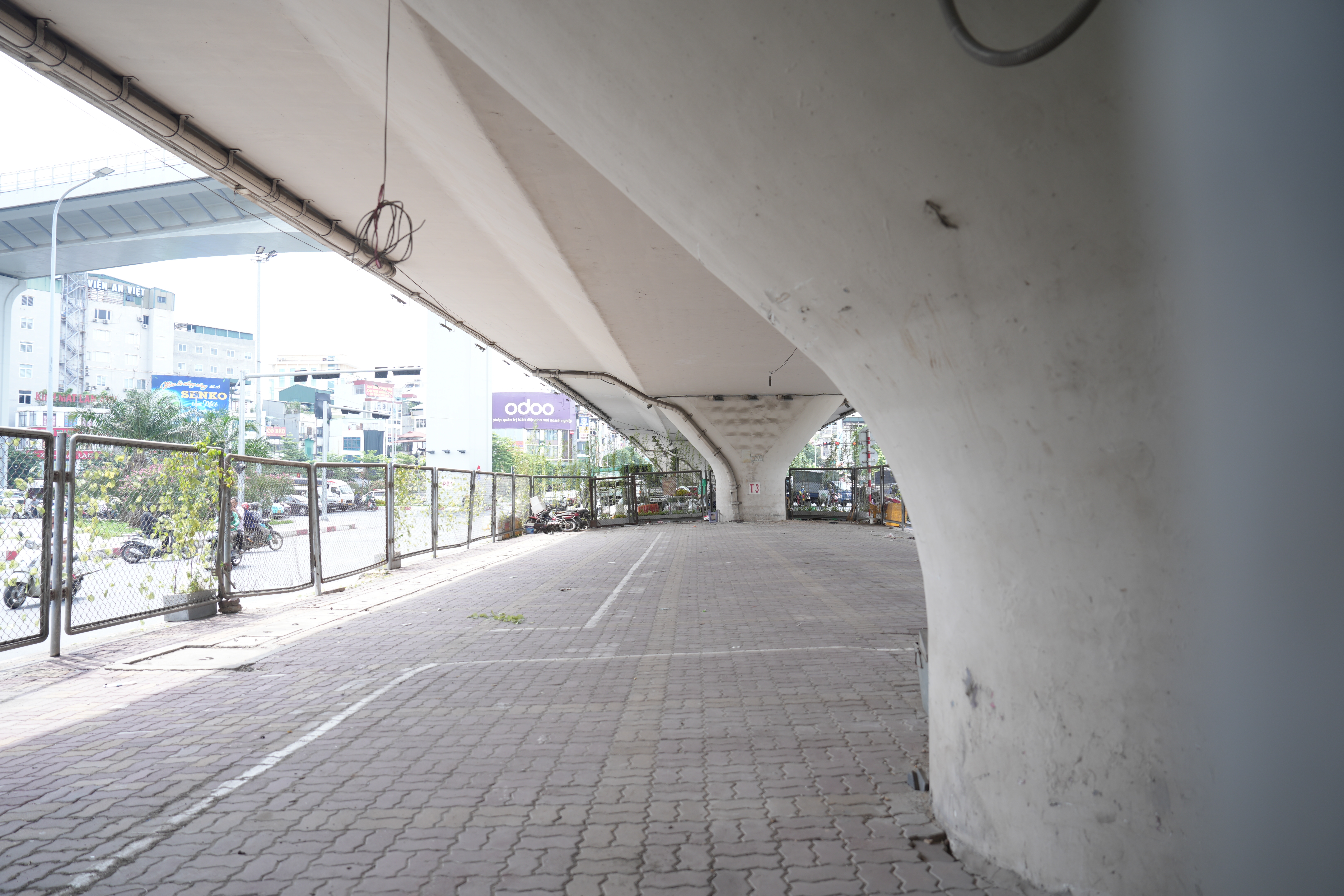 Hà Nội: Cận cảnh các bãi xe dưới gầm cầu sau lệnh 