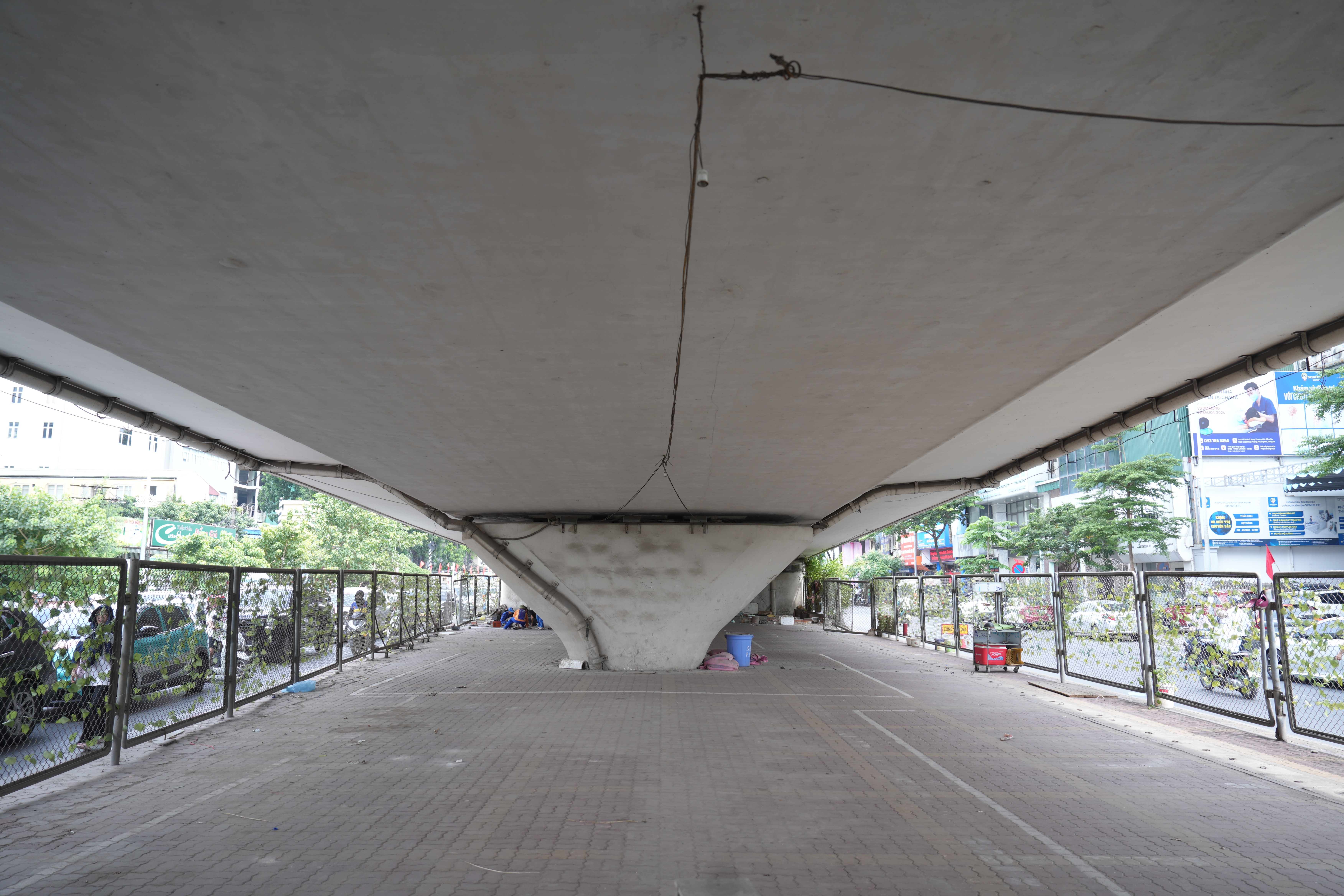 Hà Nội: Cận cảnh các bãi xe dưới gầm cầu sau lệnh 