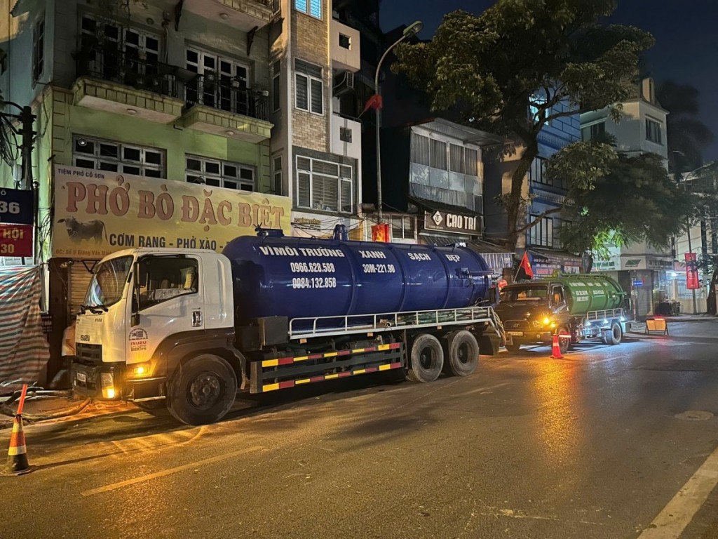 Các đơn vị liên quan tích cực khắc phục sự cố bùn trào khi thi công hầm tuyến đường sắt đô thị Nhổn - Ga Hà Nội (Ảnh: Đinh Luyện)