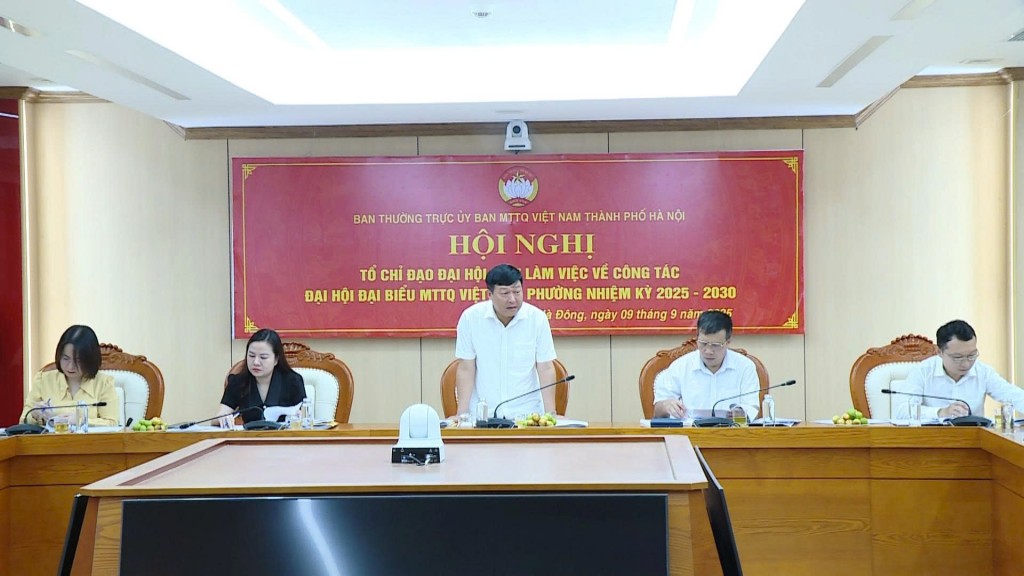 Đồng chí Phạm Anh Tuấn- Phó Chủ tịch Ủy ban MTTQ Việt Nam thành phố Hà Nội phát biểu tại buổi làm việc với Uỷ ban MTTQ các phường về công tác chuẩn bị đại hội