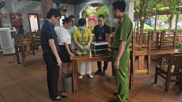 Đoàn kiểm tra của phường kiểm tra an toàn thực phẩm tại các cơ sở trên địa bàn phường Đoàn kiểm tra của phường kiểm tra an toàn thực phẩm tại các cơ sở trên địa bàn phường