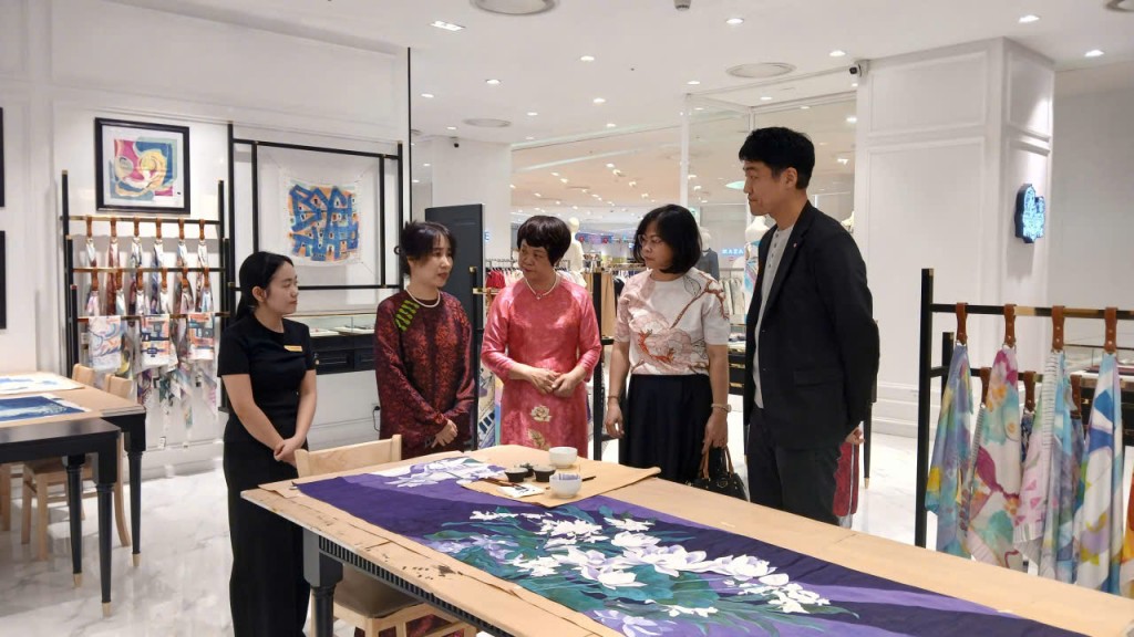 Đẩy mạnh cuộc vận động “Người Việt Nam ưu tiên dùng hàng Việt Nam” Đẩy mạnh cuộc vận động “Người Việt Nam ưu tiên dùng hàng Việt Nam”