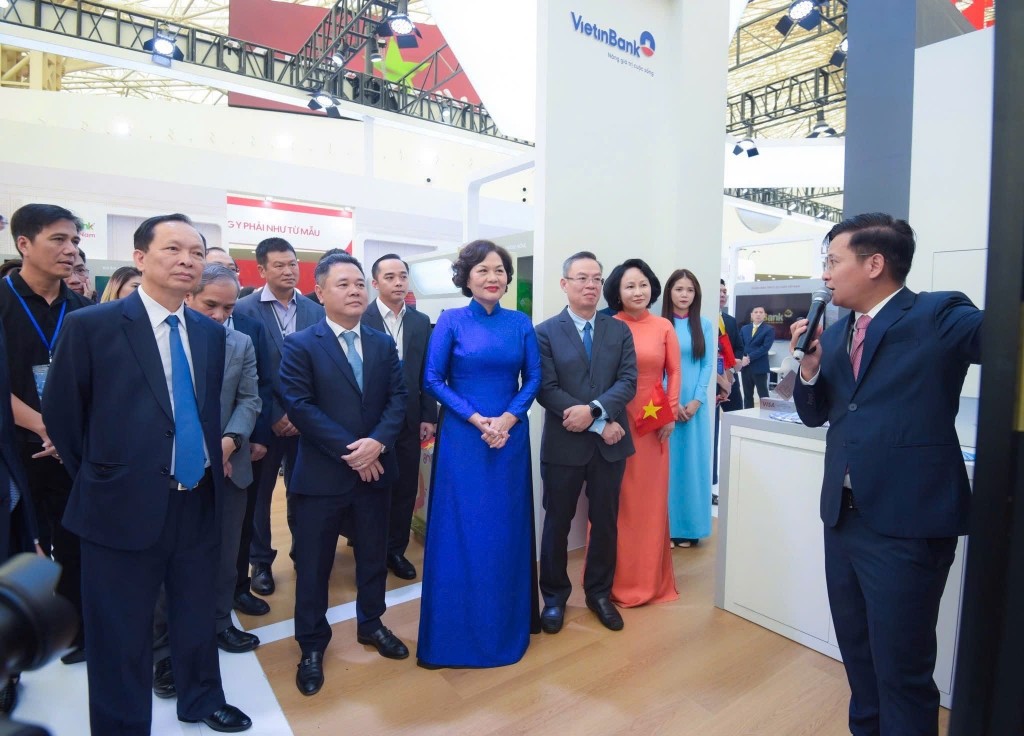 Lãnh đạo Ngân hàng Nhà nước tham quan trải nghiệm tại gian hàng VietinBank