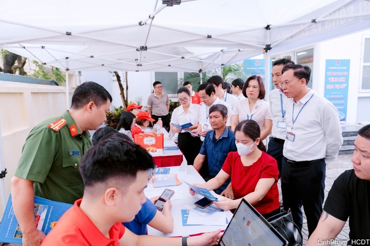 các đồng chí: Nguyễn Mạnh Hà - Bí thư Đảng ủy, Chủ tịch HĐND phường; Nguyễn Thị Thu Hằng - Phó Bí thư Thường trực Đảng ủy phường; Hoàng Hải - Phó Bí thư Đảng ủy, Chủ tịch UBND phường
