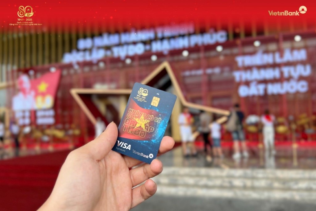 Khách hàng check-in cùng thẻ VietinBank Visa Signature phiên bản giới hạn chào mừng 80 năm Quốc khánh