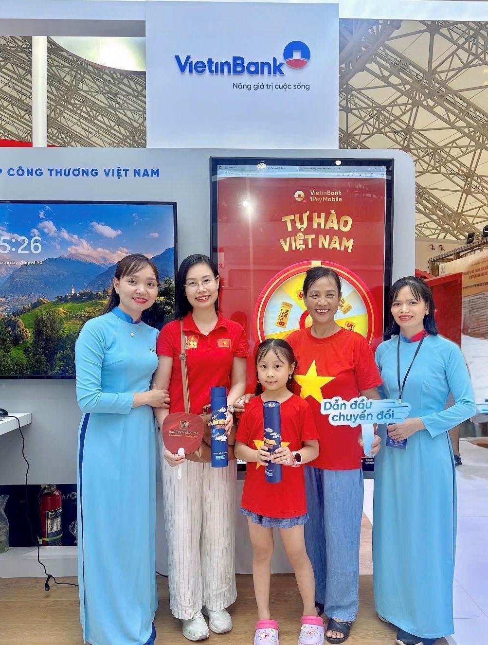 Nhận quà khi check-in gian hàng VietinBank tại Triển lãm thành tựu đất nước