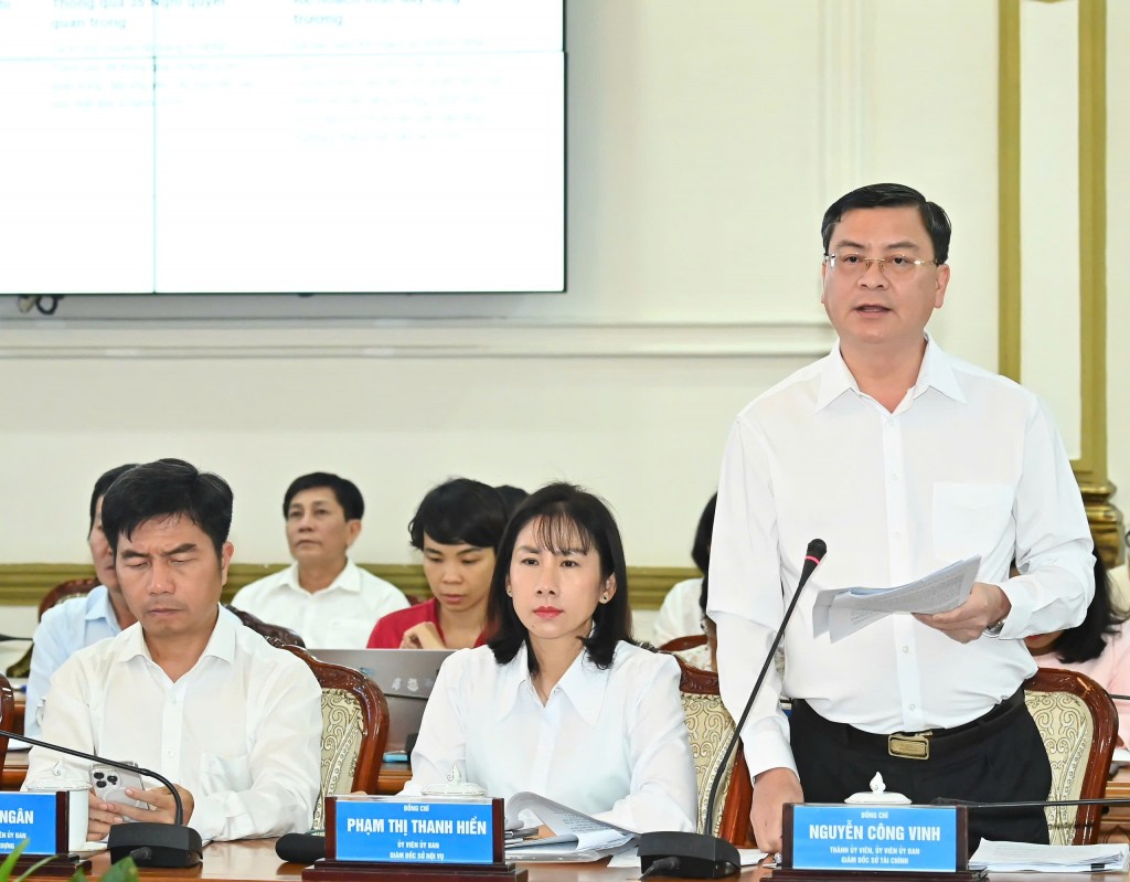 Giám đốc Sở Tài chính TP Hồ Chí Minh Nguyễn Công Vinh báo cáo tại hội nghị (Ảnh: VIỆT DŨNG) Giám đốc Sở Tài chính TP Hồ Chí Minh Nguyễn Công Vinh báo cáo tại hội nghị (Ảnh: VIỆT DŨNG)