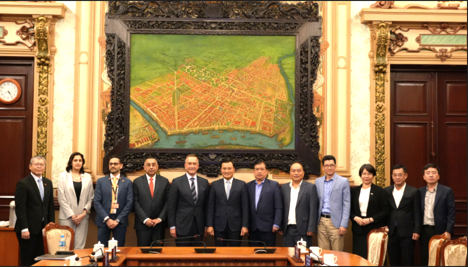 Phó Chủ tịch UBND TP.Hồ Chí Minh Bùi Xuân Cường và các thành viên Tập đoàn Mastercard Worldwide chụp hình lưu niệm sau buổi tiếp Phó Chủ tịch UBND TP.Hồ Chí Minh Bùi Xuân Cường và các thành viên Tập đoàn Mastercard Worldwide chụp hình lưu niệm sau buổi tiếp